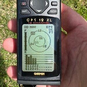 Garmin GPS 12 XL Hiking Handheld 12 Ch w/ Case and Strap VTG 1999